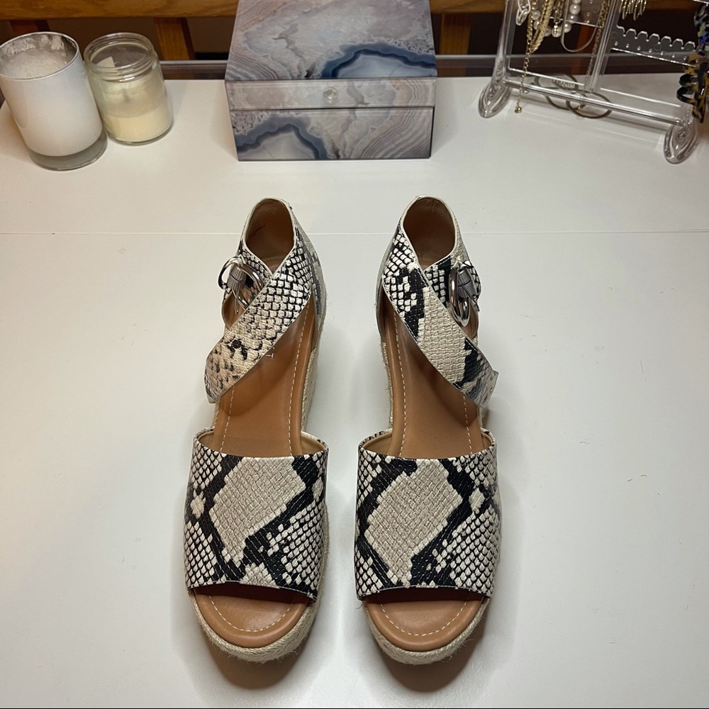 Wedge sandals snake print size9.5